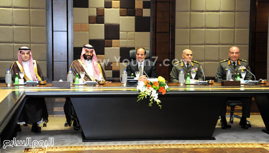  الرئيس السيسى ووزير الدفاع خلال جلسة مباحثات مع وزير الدفاع السعودى -اليوم السابع -4 -2015